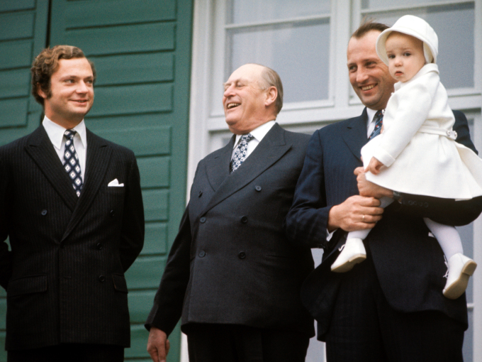 Kong Carl Gustaf er hjemme hos Kronprinsfamilien på Skaugum under statsbesøket til Norge i 1974. Her står han sammen med Kong Olav, Kronprins Harald og Prins Haakon. Foto: Erik Thorberg / NTB